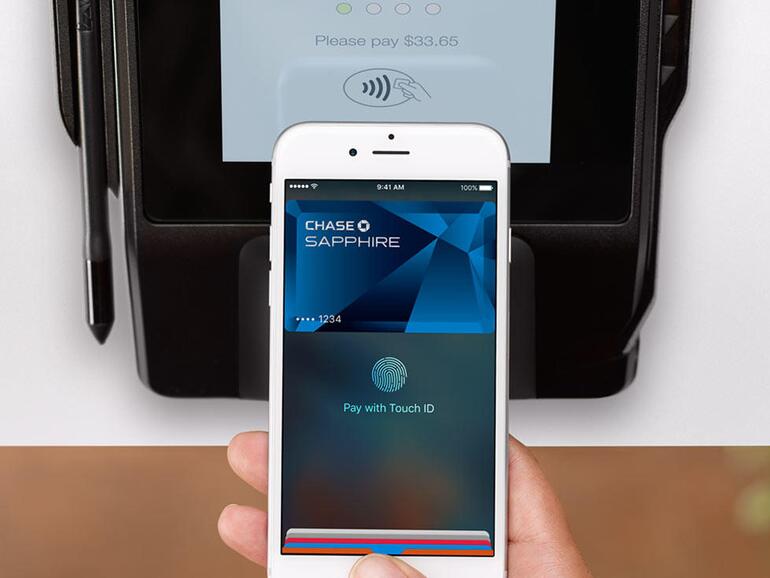 So einfach kann‘s sein: Einfach das iPhone oder die Apple Watch in die Nähe des Terminals halten – et voilà. Leider noch nicht in Deutschland.