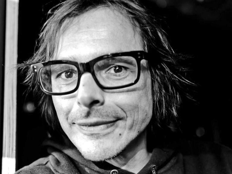 Das iRig Mic kommt mit einem Tischstativ und langem Kabel.