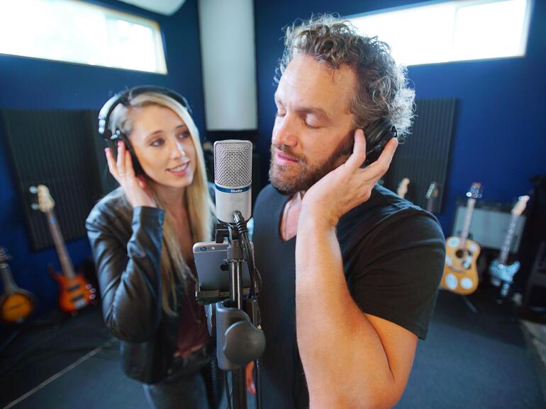 Das iRig Mic kommt mit einem Tischstativ und langem Kabel.