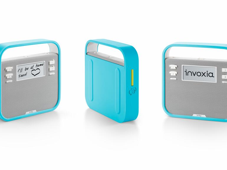 Der Lausprecher verfügt über einen Gummi-Rahmen, der in verschiedenen Farben erhältlich ist. Mithilfe des Fragegriffs kann man Triby bequem transportieren.