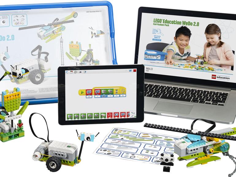 Eine Lego-Biene fliegt mit Motorkraft eine Blume an.