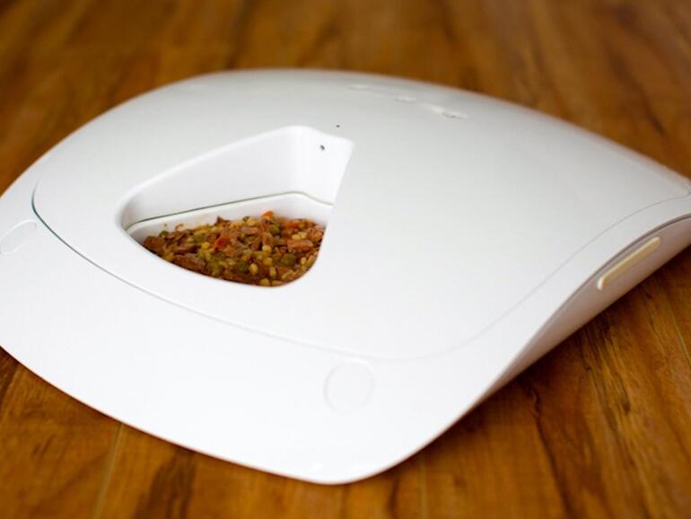 Der „Feed and Go“-Futterspender bietet unter anderem eine integrierte Webcam.