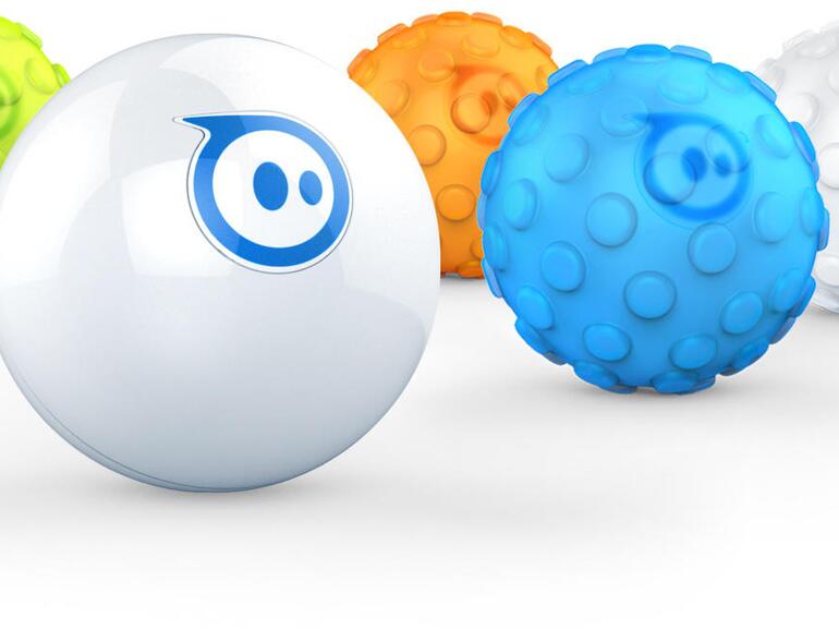 Zwar kein explizites Katzenspielzeug, dennoch spannend für Katzen: der Kugelroboter Sphero (mit Nubby Cover für Outdoor-Aktivitäten)