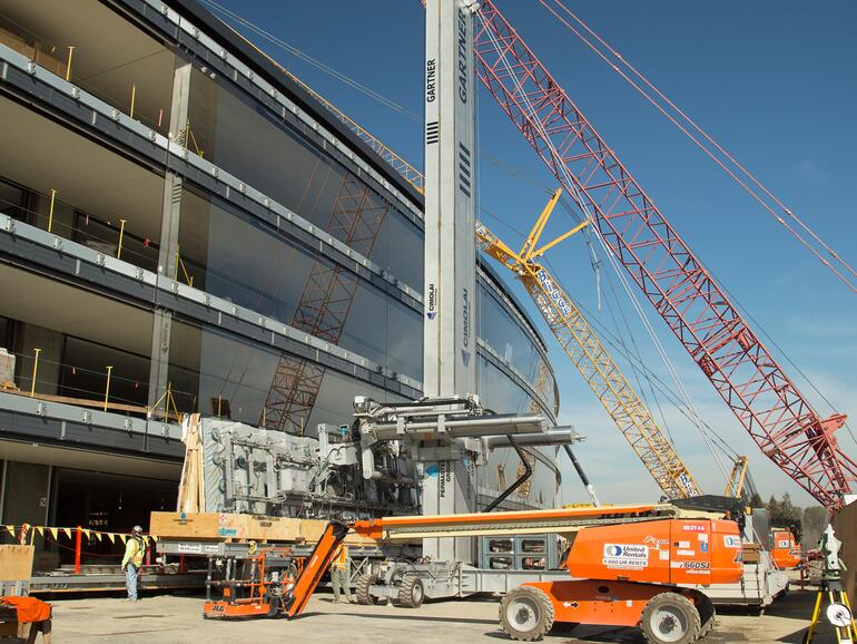Hier werden Glaselemente in die Fassade des neuen Campus eingesetzt