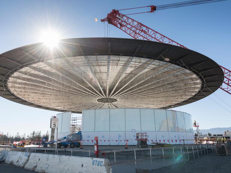 80 Tonnen Kohlefaser werden hier auf die Glaskonstruktion gesetzt