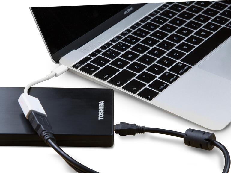 Externe Festplatten mit USB, Thunderbobestelt oder USB-C sind oft die  Option.