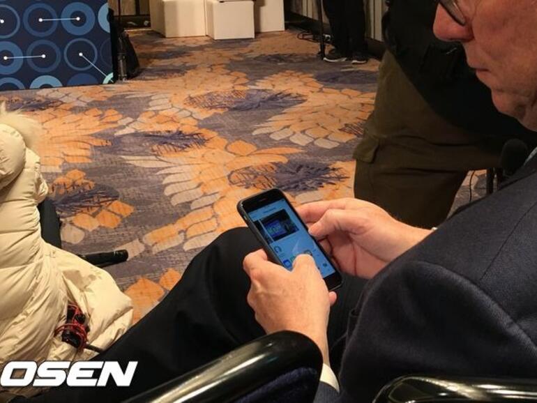 Eric Schmidt zückt sein iPhone