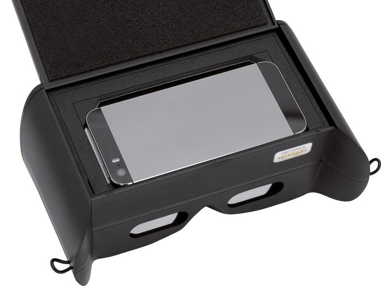 Das Smartphone wird mit dem Display voraus in ein mit Schaumstoff ausgekleidetes Fach gelegt.