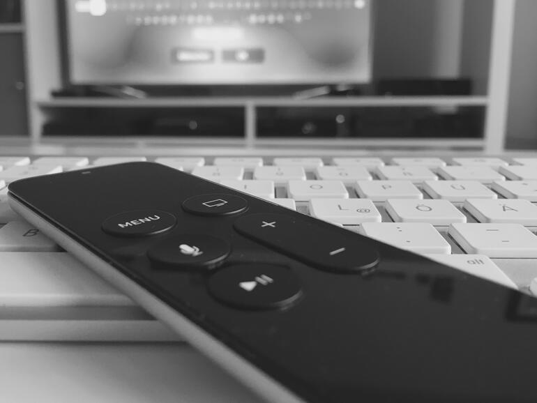 Die Siri Remote des Apple TV ist nicht optimal für Texteingaben geeignet