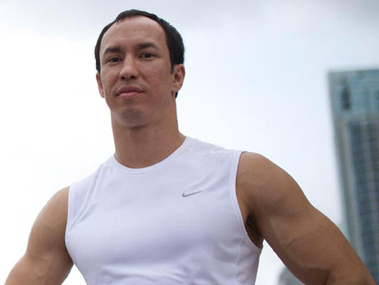 Der Ex-Navy-Seal und Fitnessguru Marc Lauren sagt seinen Anhängern, sie sollen sich von den Zwängen des Fitnessstudios und der Geräte befreien.