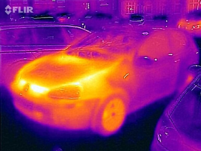 Die Temperaturmessung zeigt, ob der Ouzo kalt genug oder die Lampe zu heiß ist. Hier stößt die Flir One aber an ihre Messgrenzen.