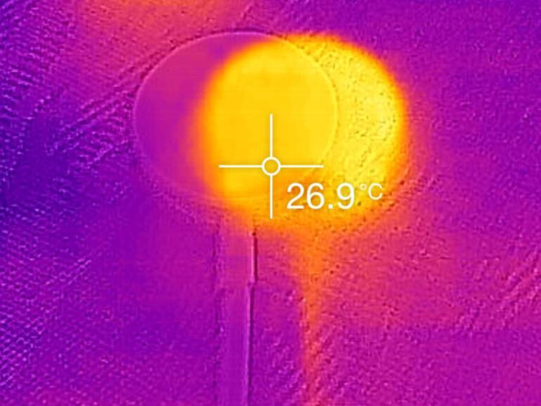 Bei der Flir muss man auf die Übereinstimmung von realem und Wärmebild achten. Mit der Flir-Tools-App lassen sich Bilder ausmessen, aufbereiten und als PDF-Reports exportieren.