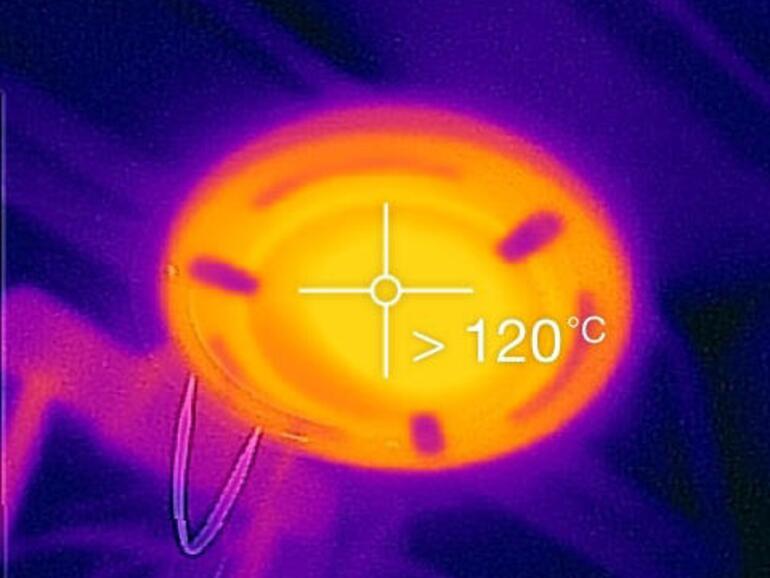 Die Temperaturmessung zeigt, ob der Ouzo kalt genug oder die Lampe zu heiß ist. Hier stößt die Flir One aber an ihre Messgrenzen.