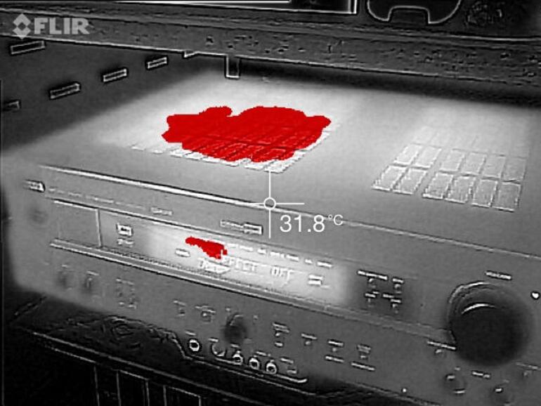 Die Flir One blendet Kantendetails von der optischen Kamera über das Wärmebild und sorgt so für eine viel bessere Erkennbarkeit. Auf Wunsch werden nur die wärmsten Details eingefärbt.