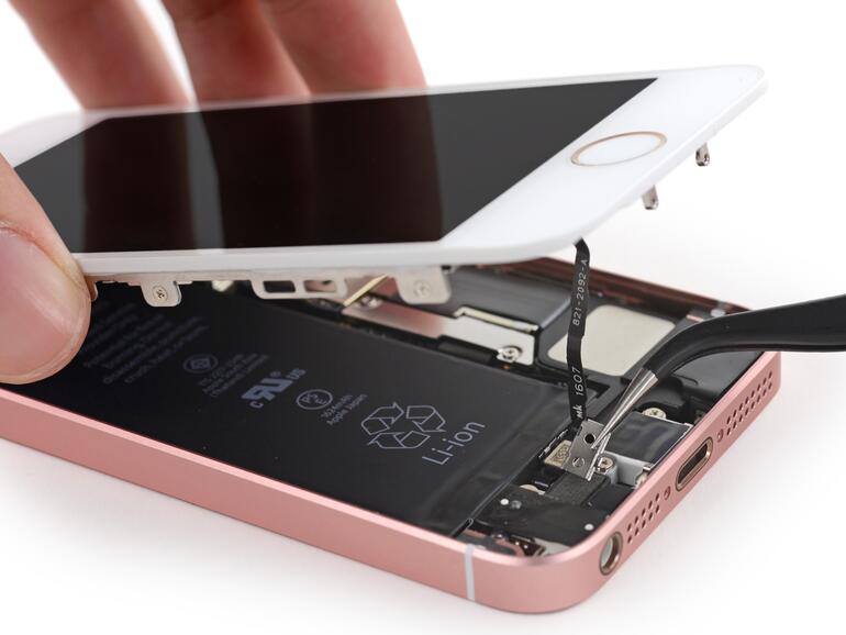 Das Innenleben besteht aus einem Mix aus Komponenten eines iPhone 5s und 6s.