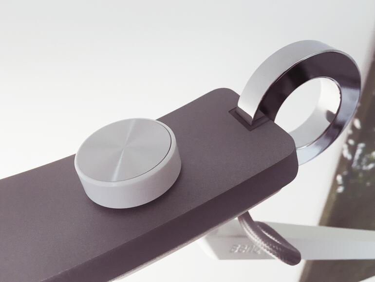 Der Drehknopf dient dem Anpassen von Helligkeit und Lichttemperatur