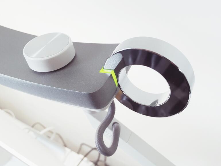 Der Metallring dient als Ein- und Ausschalter und zum Aktivieren des intelligenten Bildschirmmodus