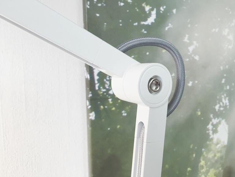 Die beiden Gelenke sind leicht zu justieren und halten die Lampe dennoch stabil