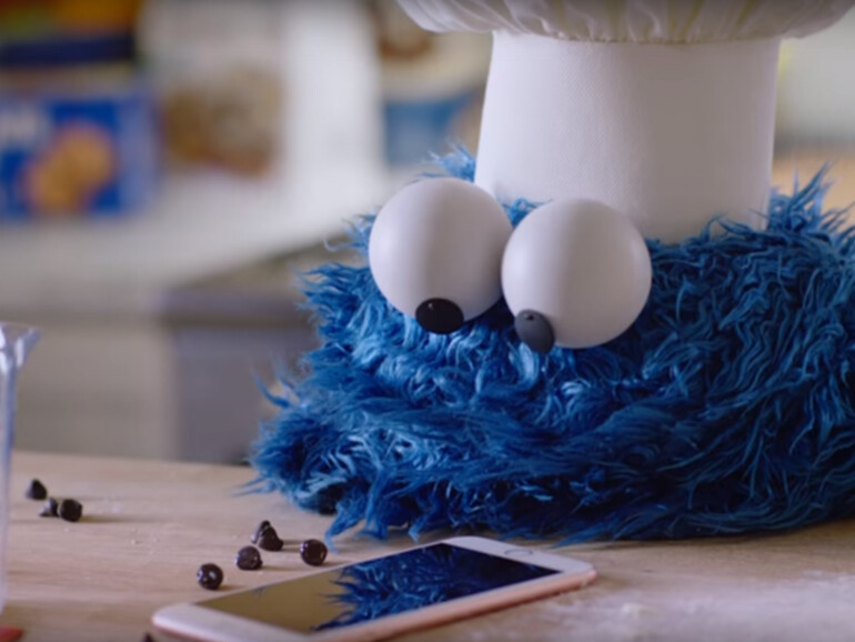 Das Krümelmonster nutzt ein iPhone