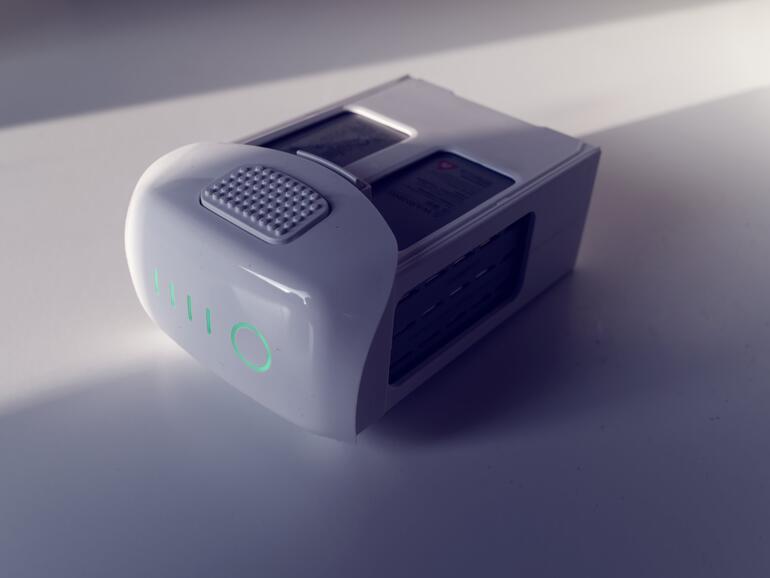 LEDs signalisieren den Ladestand des üppige 6000 mAh fassenden Akkus