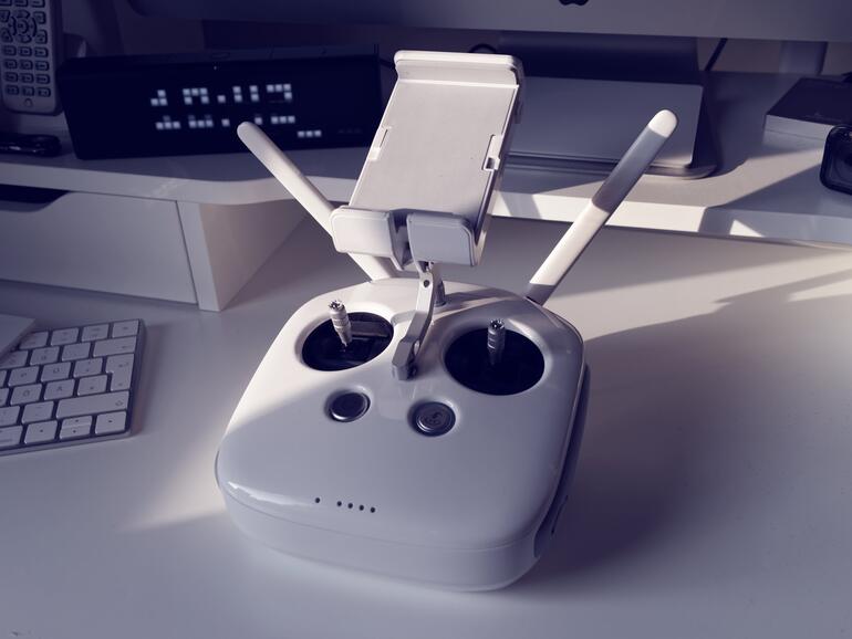 Die an der Fernsteuerung angebrachte Halterung passt für alle aktuelle iPhones und iPad bis auf das große Pro-Modell