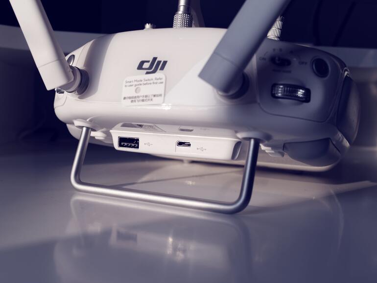 Über die USB-Buchse wird das iPhone oder iPad mit einem (möglichst kurzen) Lightning-Kabel mit der Fernsteuerung verbunden