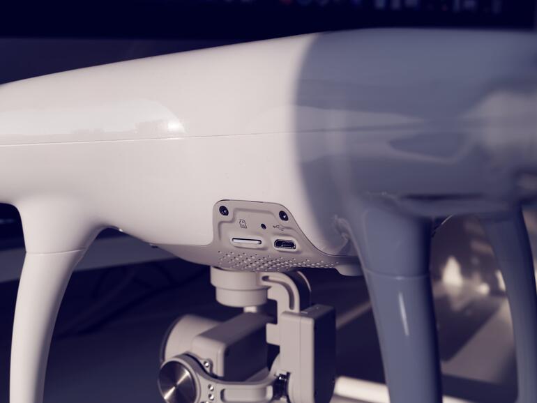 An der Phantom 4 findet sich ein Einschub für Micro-SD-Karten und ein Micro-USB-Anschluss für Firmware-Updates