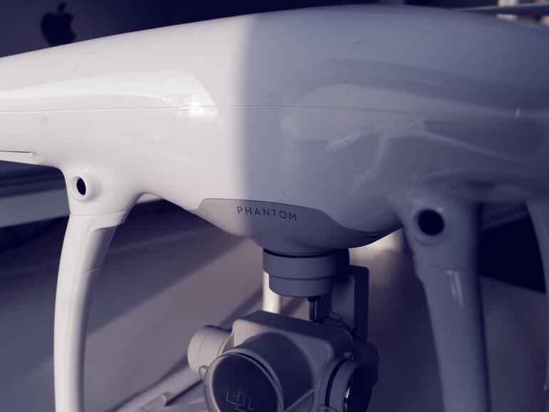 Vergleicht man mit den Vorgängermodellen, fällt aus, dass die Kamerabefestigung ist in das Gehäuse gewandert ist