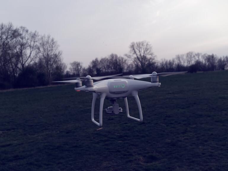 Der Beginner-Modus hält die Drohne in unmittelbarer Nähe und stellt sicher, dass sie bei den ersten Flugversuchen nicht „abhaut“…