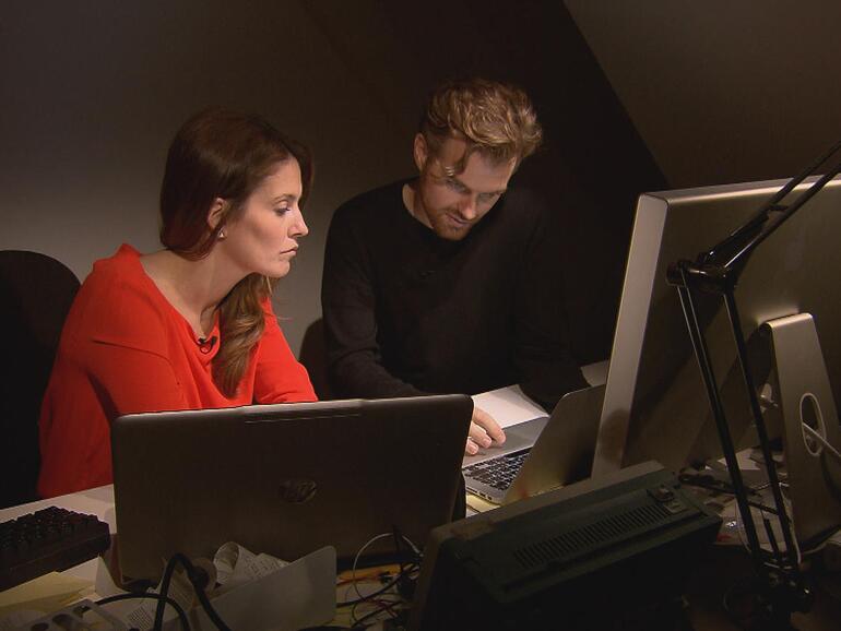 Karsten Nohl demonstriert, wie man ein iPhone ausspioniert