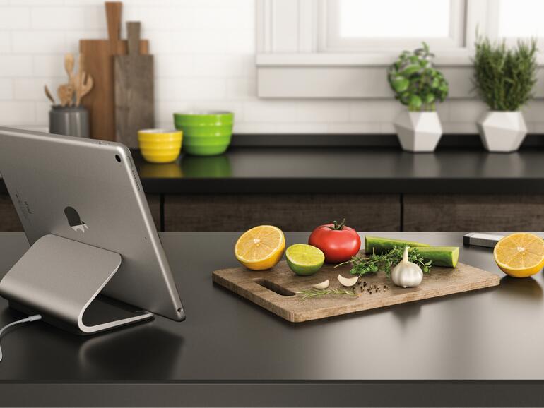 Auch „solo“ macht das iPad Pro in der Docking-Station eine gute Figur.