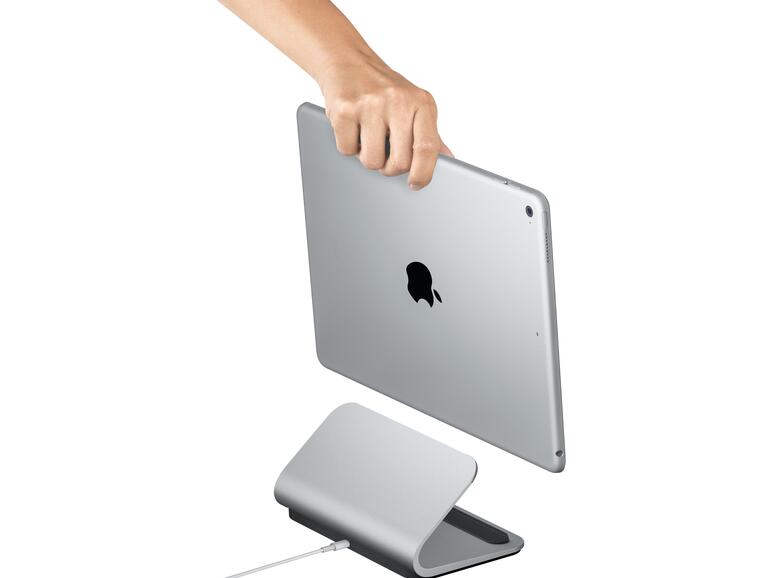 Ärgerlich: Das iPad Pro passt nur „nackt“ in die Docking-Station. Die Magnetleiste von Apples Smart Cover verdeckt nämlich den Smart Connector – nicht so smart.