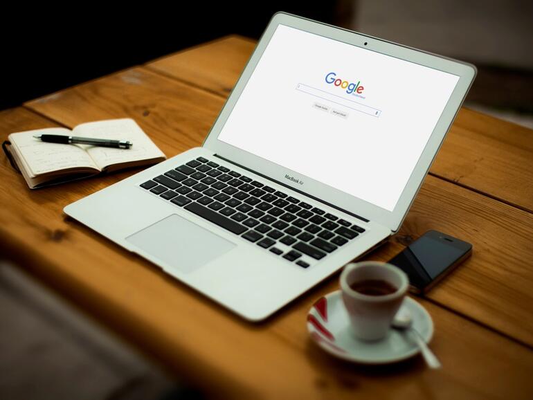 Google experimentiert mit schwarzer Link-Farbe