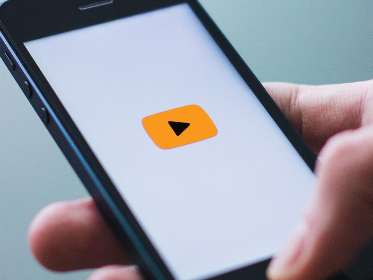 Montage: Videoplayback am iPhone mit Amazon-Video-Farben