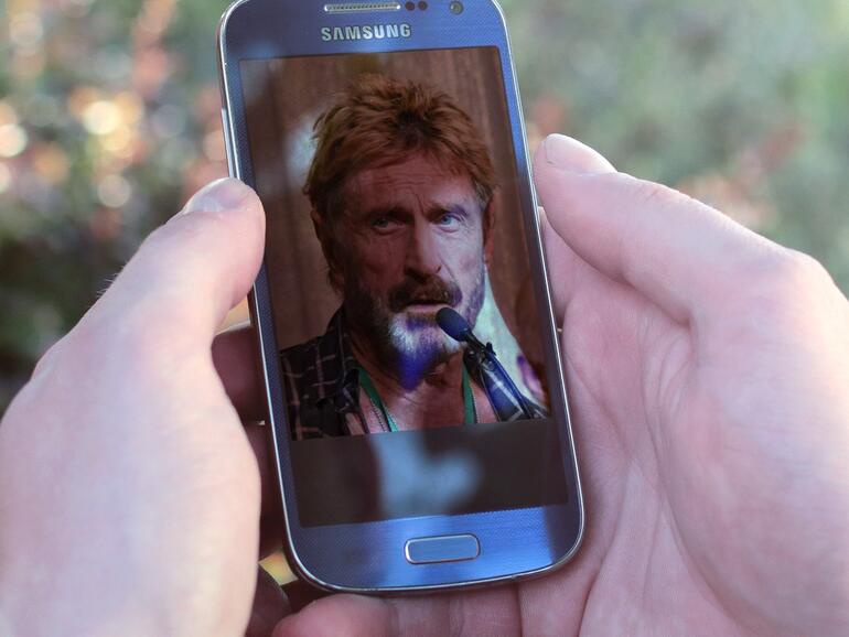 Montage: John McAfee auf Android-Smartphone.