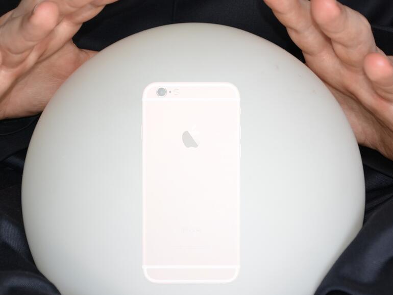 Montage: iPhone in der Glaskugel