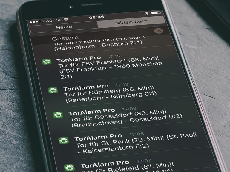 Montage: Benachrichtigungen auf dem iPhone.