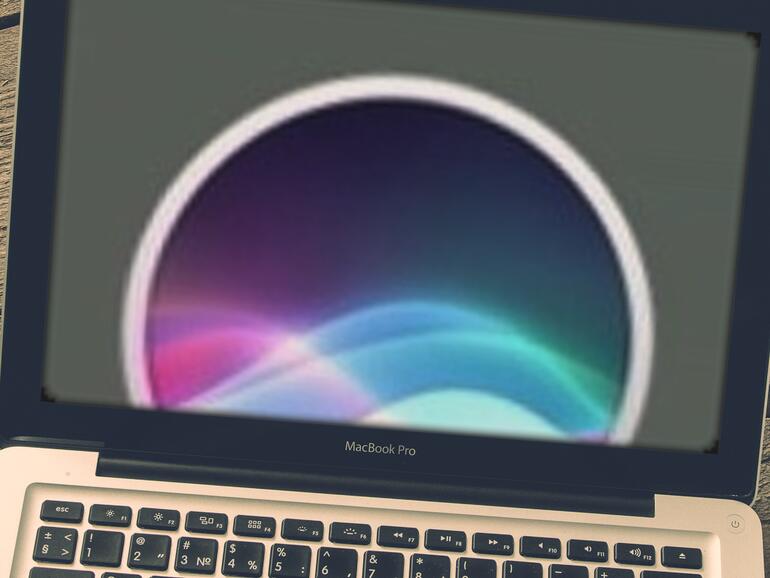 Montage: Siri-Icon auf MacBook Pro