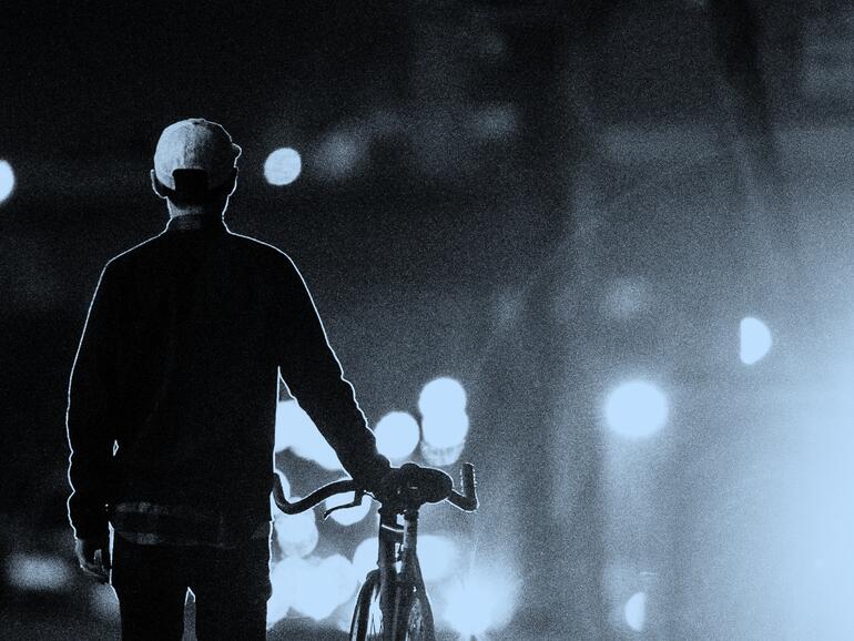 Fußgänger mit Fahrrad