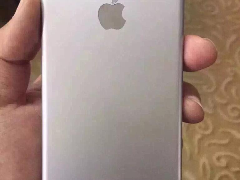 Die Plastik-Aussparungen für die Antennen sind auf die Kante gewandert