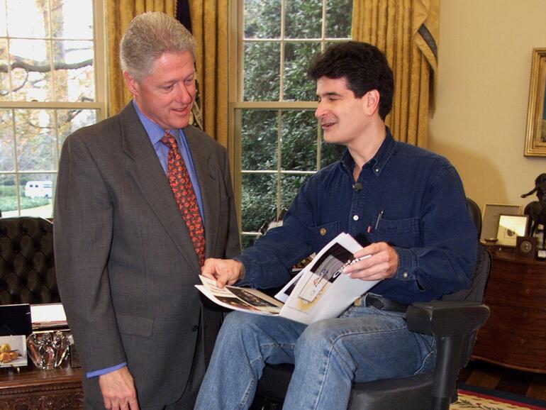 Bill Clinton und iBOT-Erfinder Dean Kamen 2000 im Weißen Haus.