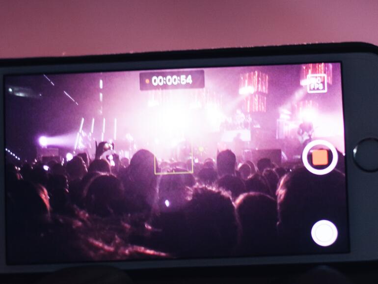 Konzert durch iPhone-Perspektive wahrgenommen