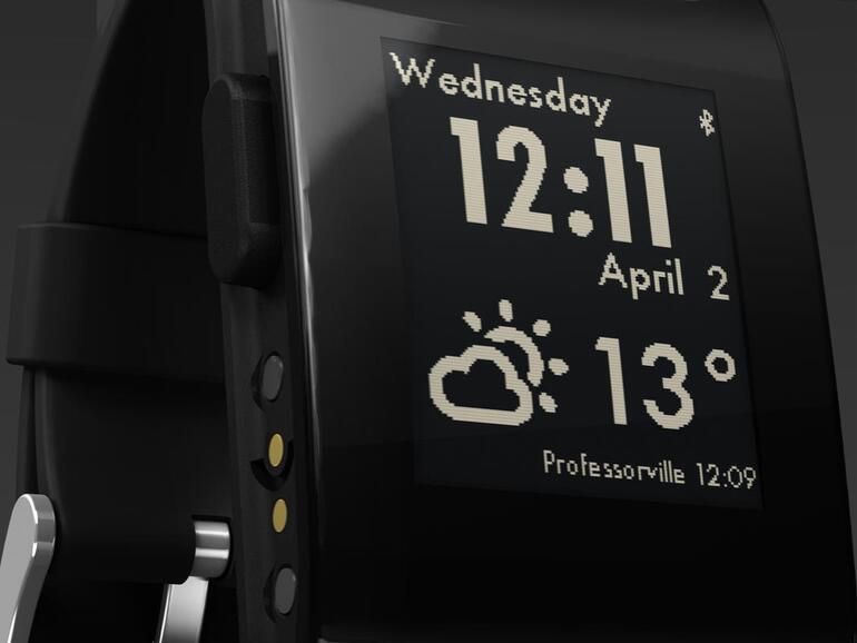Im Mai 2013 brach Pebble bei Kickstarter Rekorde: 10.266.845 US-Dollar und 68.929 Unterstützer für eine Smartwatch, die nur als Prototyp existierte. Noch nie zuvor wurde mehr Geld bei Kickstarter investiert. Der große Erfolg drohte das Projekt zu gefährden, denn es mussten mehr als 70.000 Armbanduhren in China produziert werden. Nicht zuletzt blockierte der deutsche Zoll die verspätete Auslieferung. Im September 2014 war sie dann da.