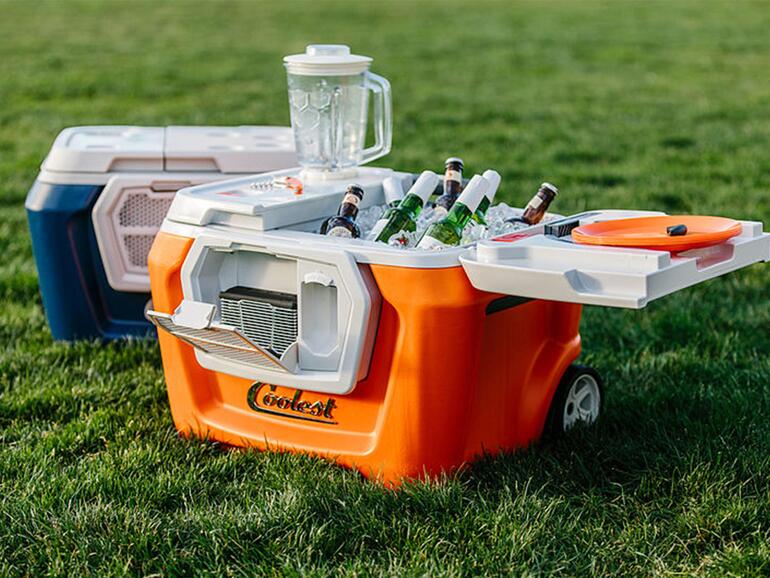 Es ist Sommer, als die Kühlbox „Coolest Cooler“ bei Kickstarter 13.285.226 US-Dollar von 62.642 Unterstützern einsammelt. Neuer Rekord. Bis zum Februar 2015 möchte man das Produkt liefern: eine rollbare Kühlbox mit wasserdichtem Bluetooth-Lautsprecher und Mixer sowie beleuchtetem Eisfach und USB-Anschluss für das iPhone. Picknick-Messer und Teller sowie Flaschenöffner sind auch dabei. Im vergangenen Jahr lief die Produktion an, doch Probleme mit dem Motor für den Mixer stoppten sie. Dazu kam die Erkenntnis, dass eine Produktion zum Kickstarter-Preis von knapp 200 US-Dollar nicht kostendeckend ist. Ryan Grepper entschied sich daher, die erste Lieferung zum Preis von 400 US-Dollar über Amazon zu vertreiben, um Geld für die weitere Produktion einzunehmen. Unlängst wurden die Unterstützer um weitere 97 US-Dollar gebeten. 10.000 nahmen das Angebot an. Ihre Kühlboxen laufen nun vom Band. Alle anderen dürften wohl noch länger warten.
