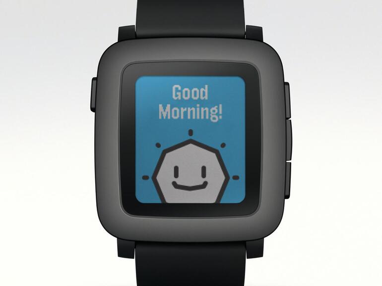 Noch bevor die Apple Watch geliefert wird, legt Pebble die Pebble Time bei Kickstarter auf. Es handelt sich um das dritte Modell der alternativen Smartwatch. Am ersten Tag kommen rund acht Millionen US-Dollar zusammen, die erste Million in 49 Minuten. Die laufende Kampagne wird um ein schmuckes Modell im Edelstahlgehäuse ergänzt. Ihr Goldfinish kann eine gewisse Ähnlichkeit zur Apple Watch nicht leugnen. In einer ersten Charge sind 10.000 Stück der Pebble Time Steel zum Preis von 250 US-Dollar bei kickstarter.com erhältlich. 78.471 Unterstützer überweisen im März 2015 die Rekordsumme von 20.338.986 US-Dollar.