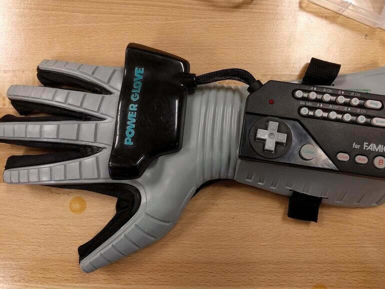 Nolan Moore hat aus einem Power Glove eine Fernsteuerung für eine Drohne gemacht