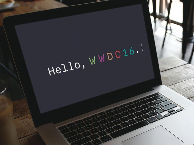 Montage: WWDC 2016 Logo auf einem MacBook.