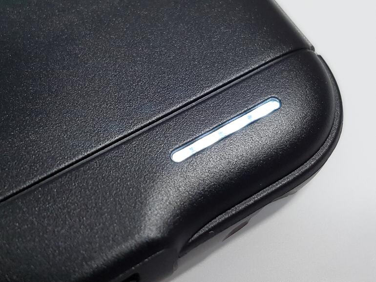 Vier LEDs visualisieren den Ladestand der Hülle, jedes der vier Lichter steht für jeweils 25 Prozent Kapazität.