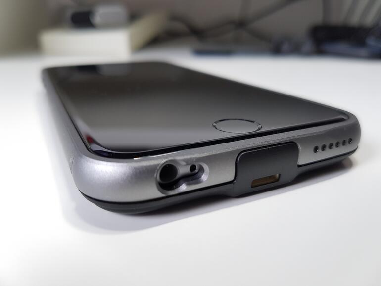 Die Aussparungen etwa für die Klinkenstecker-Buchse sind sauber gearbeitet und großzügig bemessen. Einige wenige Kopfhörer lassen sich leider dennoch nicht stecken – das Apple Smart Battery Case aber auch viele weitere Hüllen haben ähnliche Probleme.