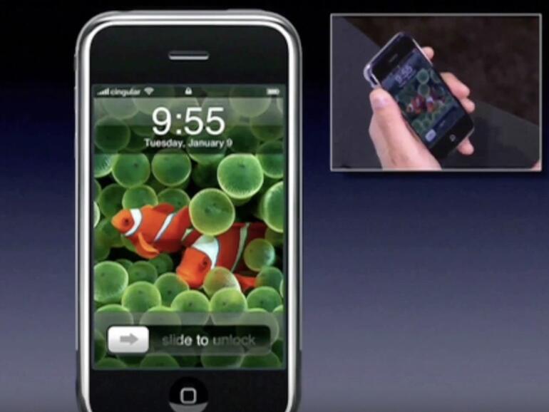 Steve Jobs führt die Entsperrgeste in iOS vor